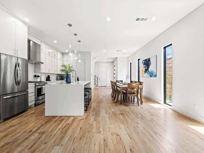 Fridge, microwave, oven, stovetop - LUX Dallas Rental 3BR Backyard Game Room (Dallas)
