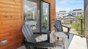 Terrace/patio - LUX Dallas Rental 3BR Backyard Game Room (Dallas)