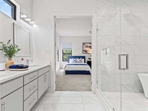 3 soverom, skrivebord, strykejern/-brett og reiseseng for barn