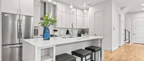 雪櫃、微波爐、焗爐、爐具