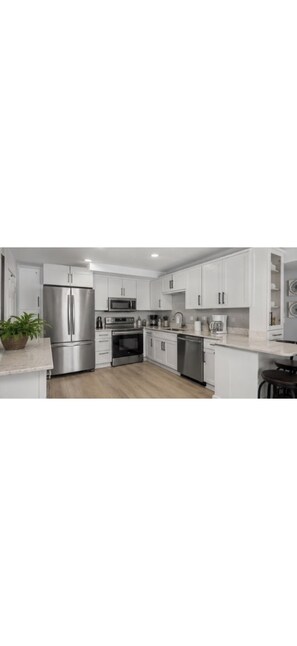 Fridge, microwave, oven, stovetop - 3-bedroom apartment in terrific Myrtle Beach with AC, fitness room (Myrtle Beach)
