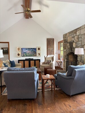 Smart TV, books, computer monitors - 7 Acre Mountain Retreat in Cashiers with Whiteside Views - 10 min to Crossroads (Cashiers)