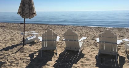 Charming 2-bedroom Scandinavian cottage in welcoming Tawas City with AC