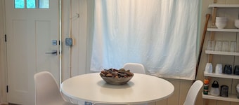 Charming 2-bedroom Scandinavian cottage in welcoming Tawas City with AC