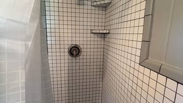 Douche, serviettes fournies, savon, papier toilette