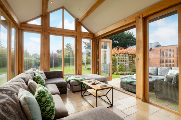 TV connectée, cheminée, lecteur de DVD, table de tennis de table