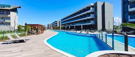 3 hồ bơi ngoài trời