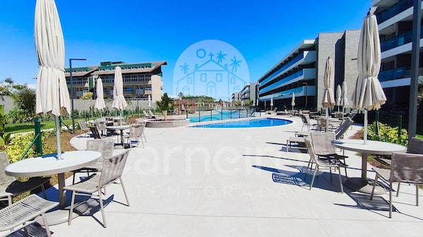 3 outdoor pools
