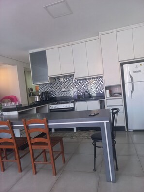 Microondas, horno y placa de cocina