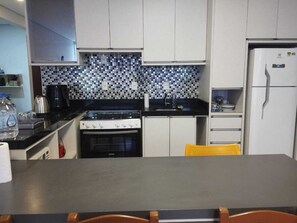 Microondas, horno y placa de cocina
