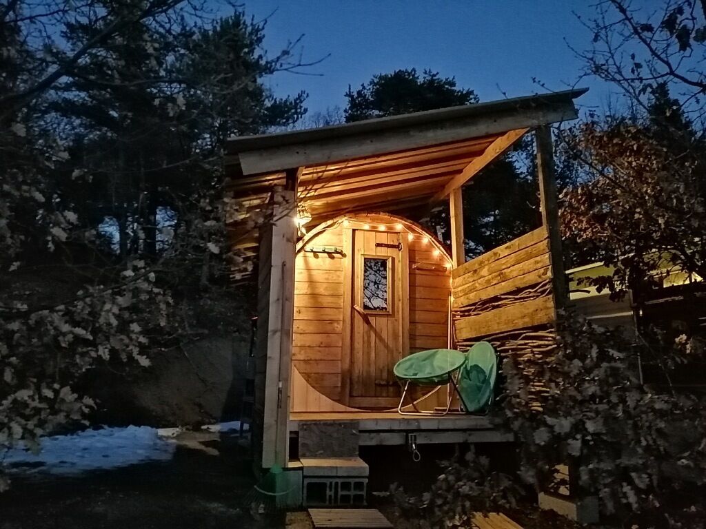 Sauna tonneau 10 places ou 2 places allongées, chauffé feu de bois et eau source