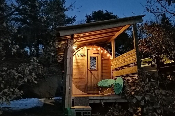 Sauna tonneau 10 places ou 2 places allongées, chauffé feu de bois et eau source