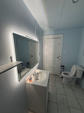 Haartrockner, Handtücher, Seife, Toilettenpapier