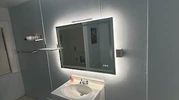 Hårføner, håndklær, såpe og toalettpapir