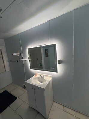 Hair dryer, towels, soap, toilet paper - 4 minutes from the Falls upper unit 2 Bed 1 Bath (Niagara Falls)