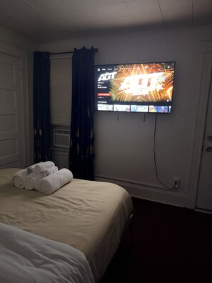 2 bedrooms, iron/ironing board, WiFi, bed sheets - 4 minutes from the Falls upper unit 2 Bed 1 Bath (Niagara Falls)