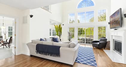 Southampton Paradise with Saltwater Pool & Spa & 3 minutes to Best Beach in USA