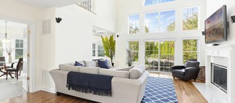 Southampton Paradise with Saltwater Pool & Spa & 3 minutes to Best Beach in USA