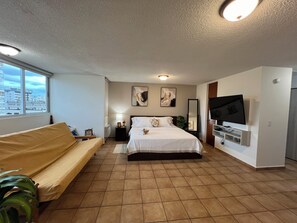 Tabla de planchar con plancha, wifi y ropa de cama 