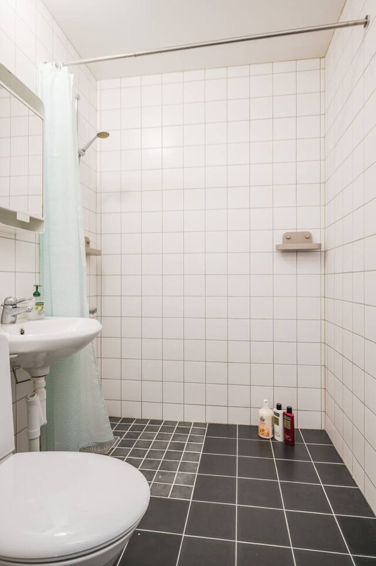 Sèche-cheveux, serviettes fournies, savon, papier toilette