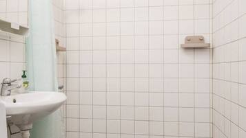 SĂšche-cheveux, serviettes fournies, savon, papier toilette