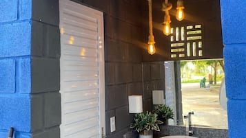 Chuveiro, chuveiro com efeito de chuva, toalhas de banho