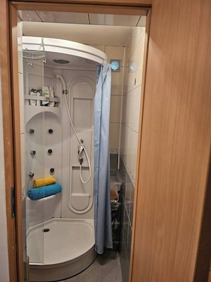 Douche, séchoir à cheveux, serviettes fournies, savon