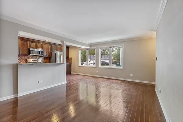 Private kitchen - 3-bedroom townhome in beautiful Deerfield with attached Garage. Month to Month (Deerfield)