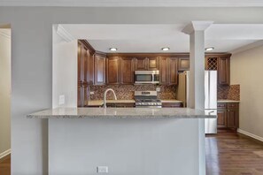Private kitchen - 3-bedroom townhome in beautiful Deerfield with attached Garage. Month to Month (Deerfield)