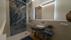 Secadora de cabello, bidet, toallas, jabón 