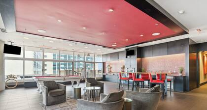 Modern City Views Downtown Dallas 1-bedroom Condo Free Parking, Gym, Pool