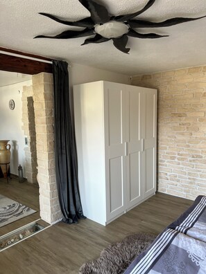 1 chambre, fer et planche à repasser, Wi-Fi gratuit, draps fournis
