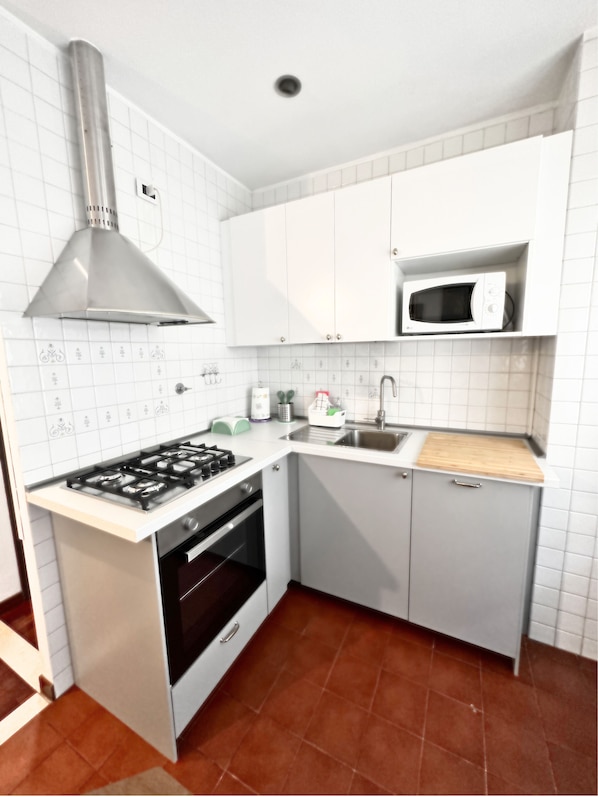 Micro-ondes, four, plaque de cuisson, lave-vaisselle