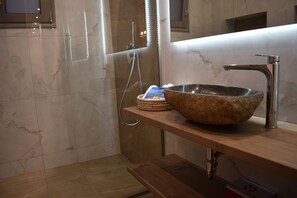 Shower, hair dryer, bidet, towels