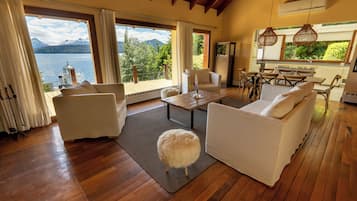 Casa, vista al lago | Área de sala de estar