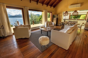 Casa, vista para o lago | Área de estar