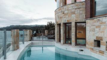 Una piscina al aire libre de temporada