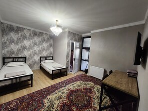 1 bedroom, iron/ironing board, WiFi, bed sheets - Charming 1-bedroom hotel in Tashkent with nice courtyard for families and guests (Тоshkent)