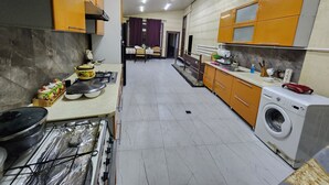 Una cocina con estufa, lavabo y lavadora.
