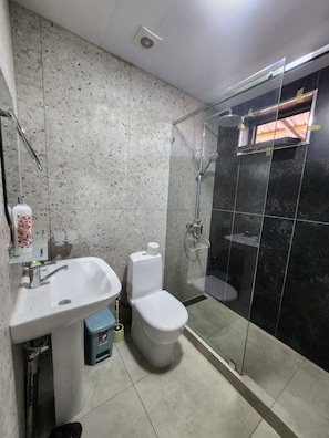 Douche, sèche-cheveux, serviettes fournies, savon