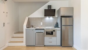 Une cuisine moderne équipée d’un lave-vaisselle, d’un four et d’un réfrigérateur.