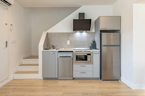 Réfrigérateur, micro-ondes, plaque de cuisson, lave-vaisselle
