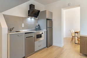 Réfrigérateur, micro-ondes, plaque de cuisson, lave-vaisselle