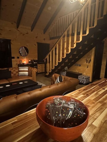 Cozy cabin with in the heart of Benezette, 1 mile from viewing center.