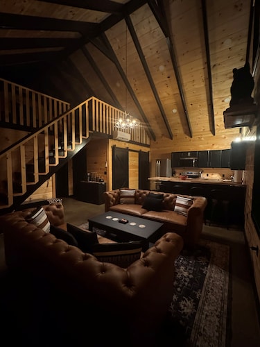 Cozy cabin with in the heart of Benezette, 1 mile from viewing center.