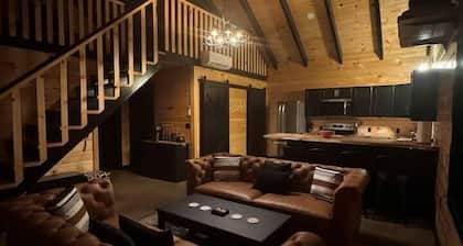 Cozy cabin with in the heart of Benezette, 1 mile from viewing center.