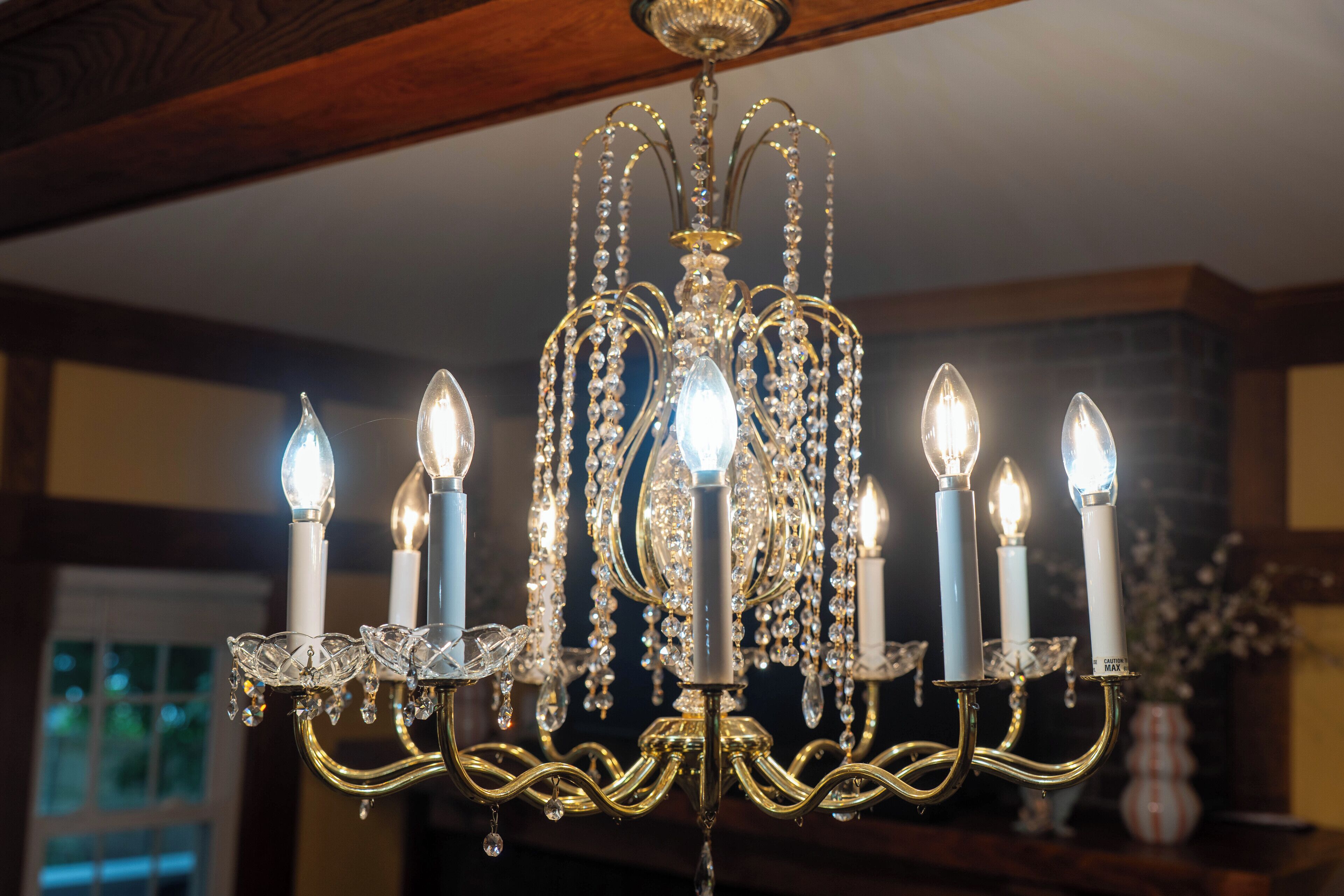 Un lampadario con numerose luci simili a candele e decorazioni in cristallo.