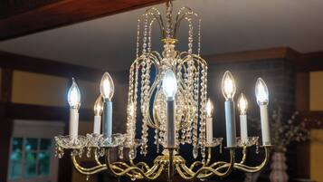 Un lampadario con numerose luci simili a candele e decorazioni in cristallo.