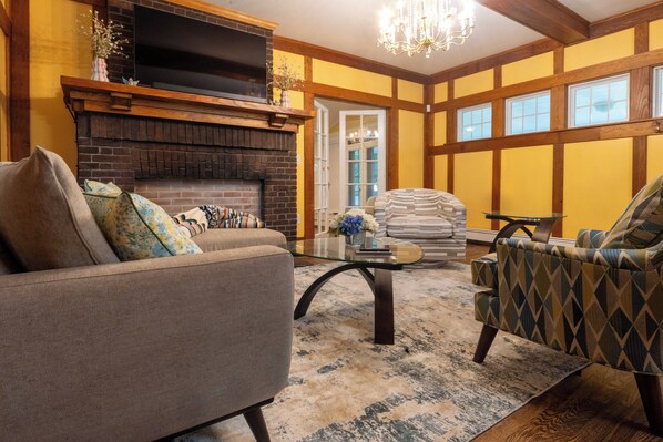 Premium House, Garden View | Living area | 55-inch Smart TV with digital channels, Netflix, Hulu - Beechmont - Perfect for Family Retreat! (Bridgeport)