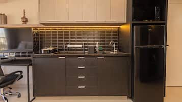 Estudio clásico | Cocina privada | Refrigerador, microondas, parrilla de estufa y cafetera y tetera